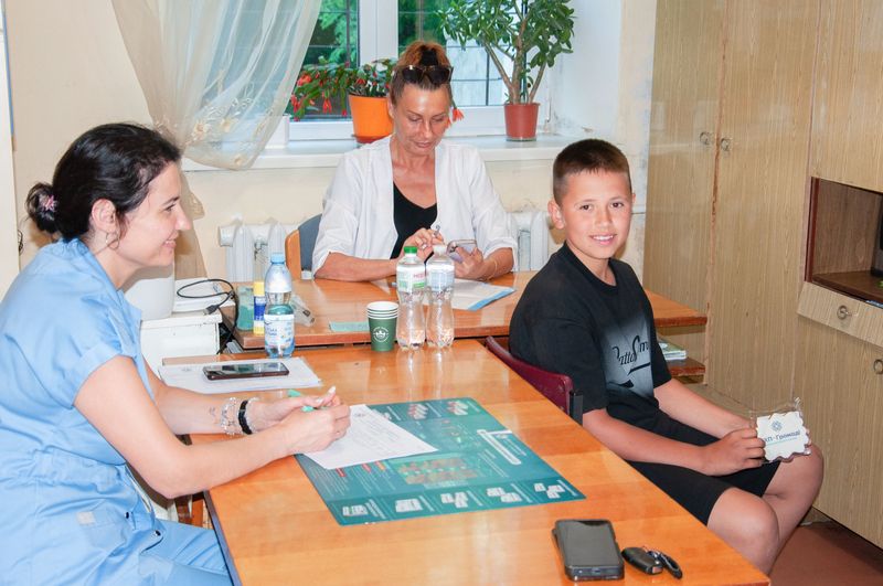 Доступ до якісної медицини у віддалених громадах: «Скарбничка здоров’я» обстежила 282 дитини на Хмельниччині