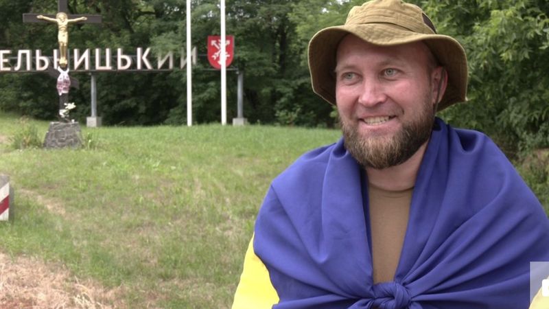 Із Вінниці до Хмельницького на протезі: ветеран пройшов понад сто кілометрів, аби зібрати кошти на армію