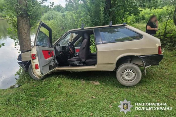 П’яний водій возив дівчину на капоті та протаранив дерево