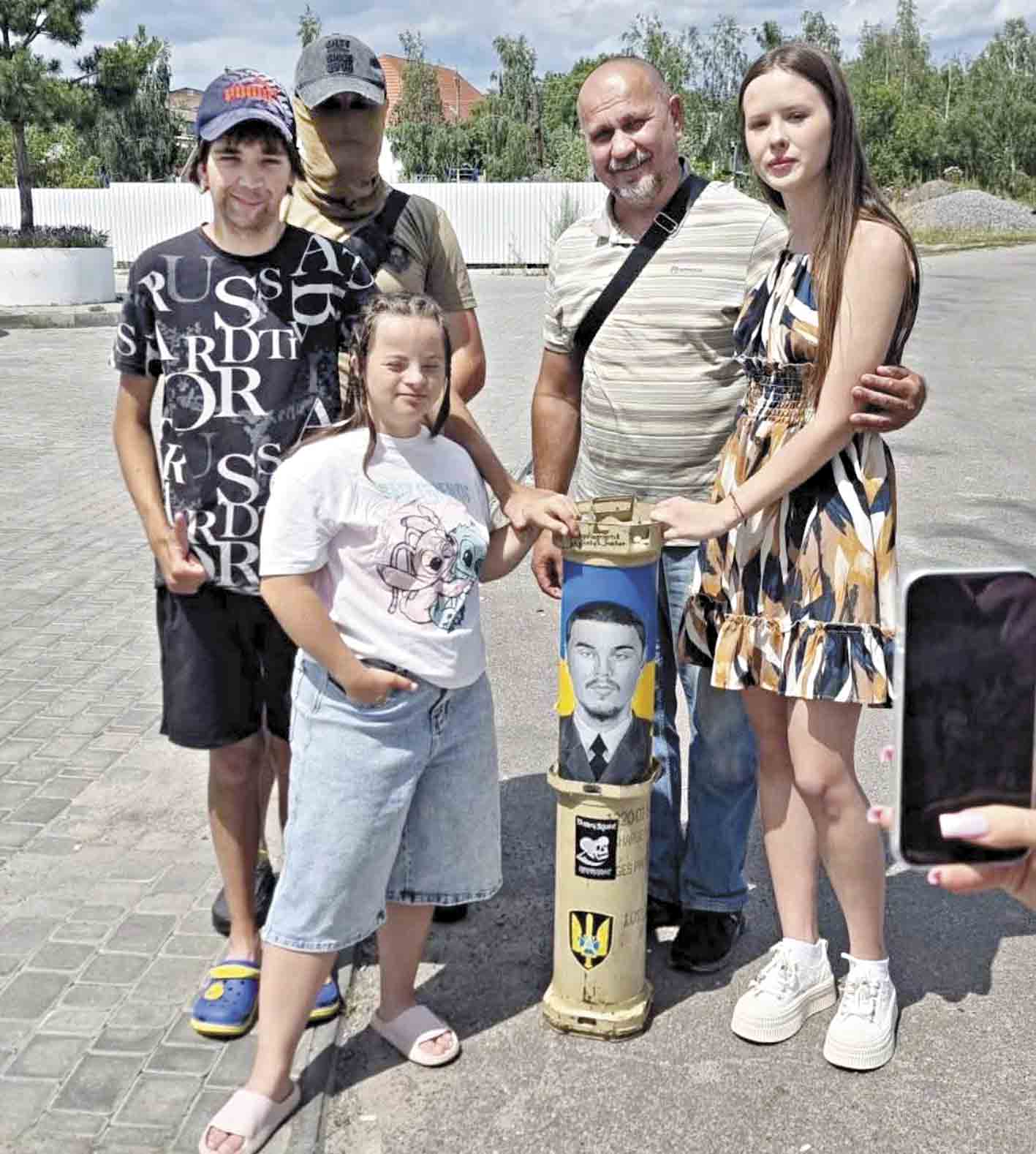 Портрет Героя Єгора Басюка увіковічнили на тубусі вінничанки — художниці