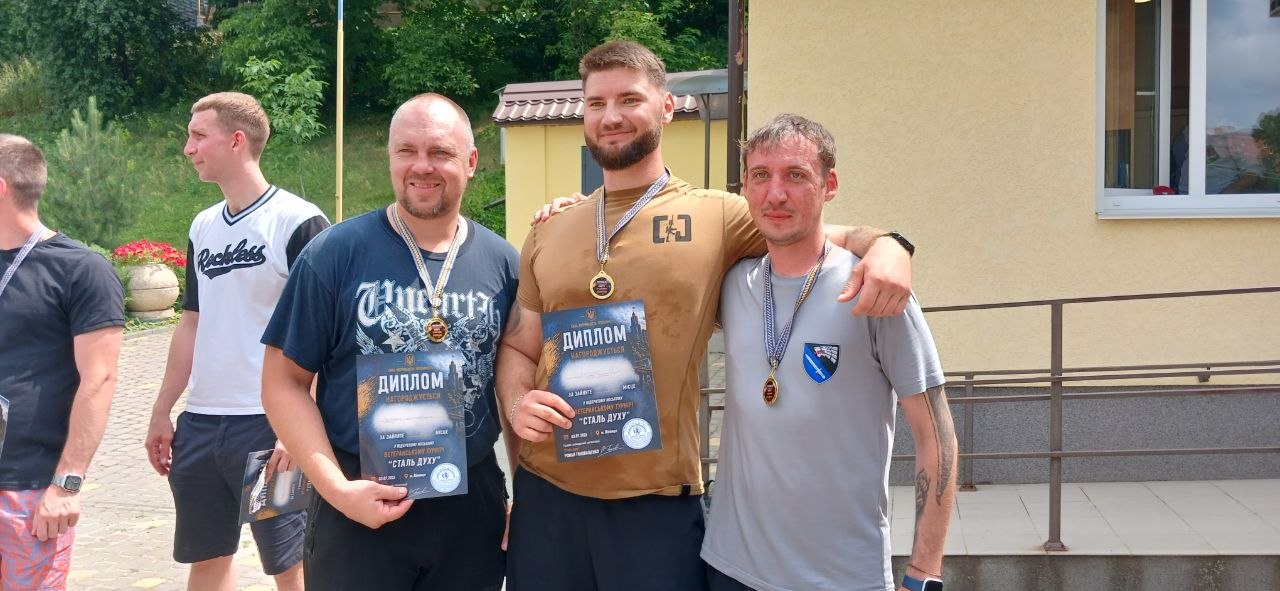 Ексчемпіон світу з боксу Роман Головащенко нагородив чемпіонів-військових