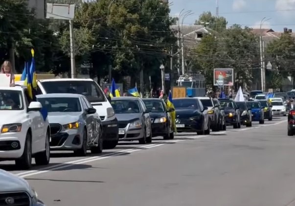 Вінничани автопробігом вшанували жертв ракетного удару 14 липня