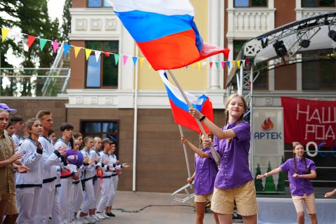 росія перетворює дитячі табори на ТОТ на майданчики військової пропаганди та мілітаризації