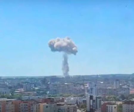 В сусідньому Хмельницькому пролунало декілька дуже сильних вибухів