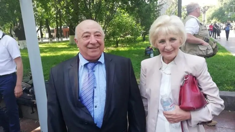 Роспропаганда поширила новий фейк про гроші на рахунках та обшуки у батьків Зеленського