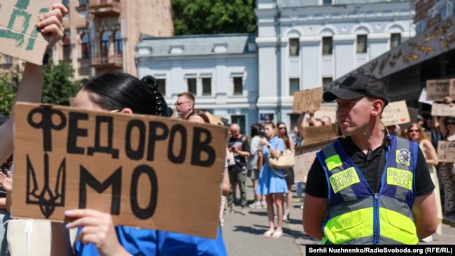 Люди знову виходять на протест з вимогою повернення Федорова