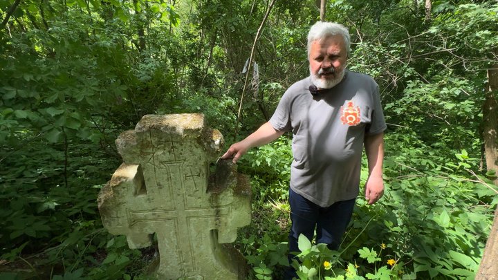 Кам’яний надгробний пам’ятник з єрусалимськими графіті зберігся на Хмельниччині