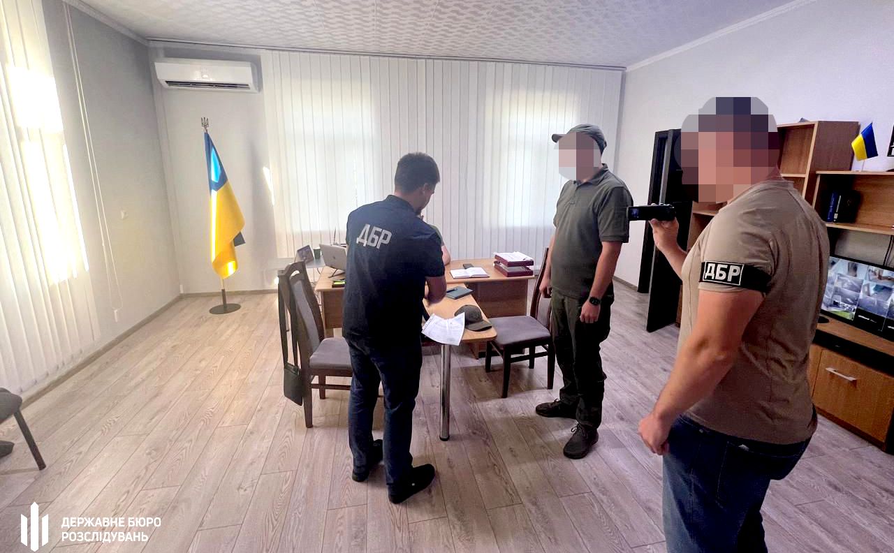 Керівник ТЦК фіктивно оформив знайомого на військову службу