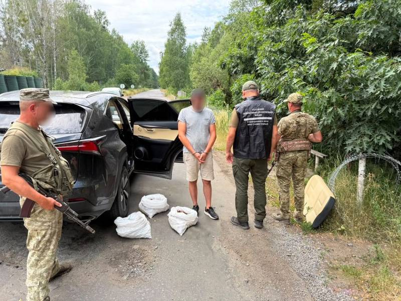 Прикордонники зупинили Lexus із понад 20 кг бурштину