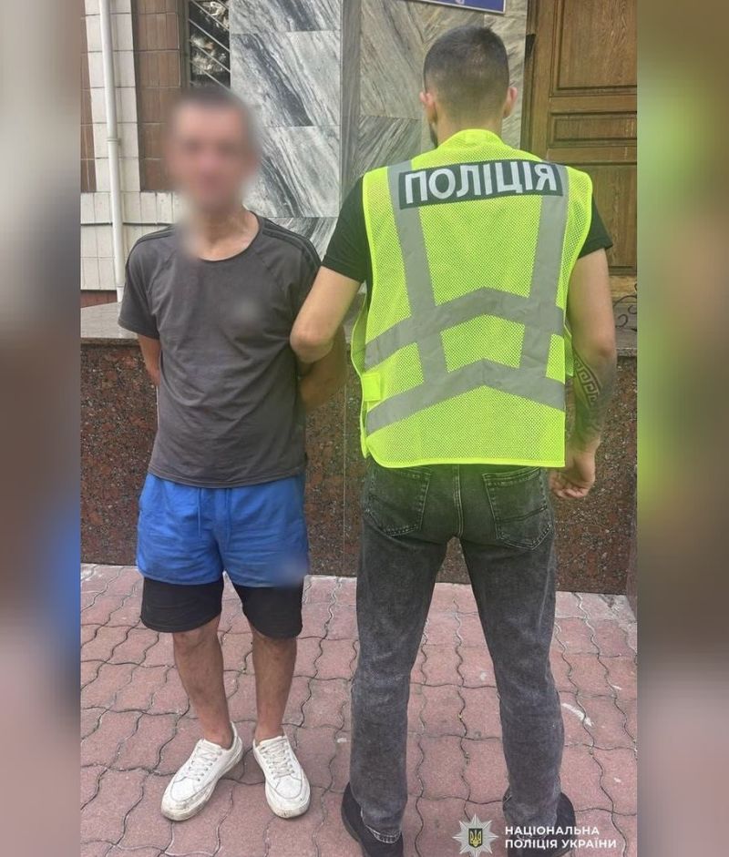 Дизертир – військовий у СЗЧ, погрожуючи гранатою, задушив газом працівницю кафе та викрав у неї золоту сережку
