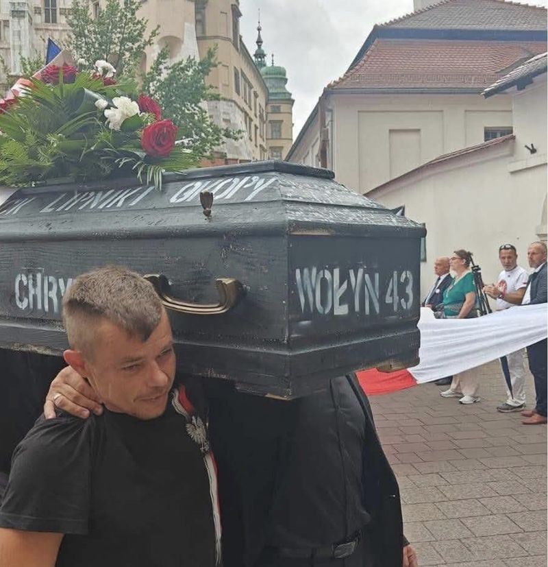 Стрічка ФБ майорить пустими трунами, які носять конфедерати у Польщі