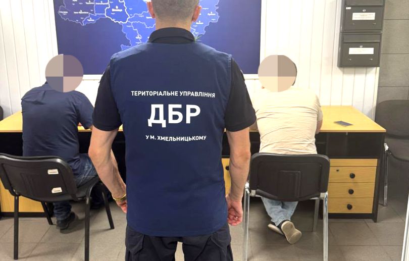 Начальник ТЦК на Вінниччині фальшував дані, щоб "покращити показники мобілізації"




														На Вінниччині викрили начальника Могилів-Подільського районного ТЦК та СП, який підробляв дані в системі «Оберіг» для штучного завищення показників м