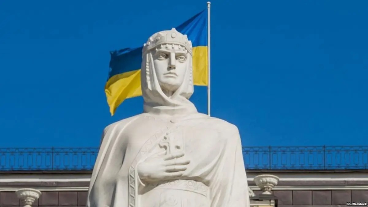 Народилася у другій половині IX століття в знатній псковській родині.