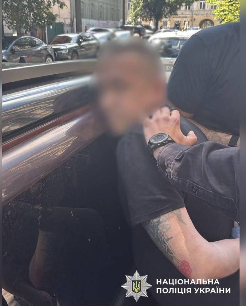 Кадри затримання 10-го підозрюваного у вбивстві двох братів на Київщині