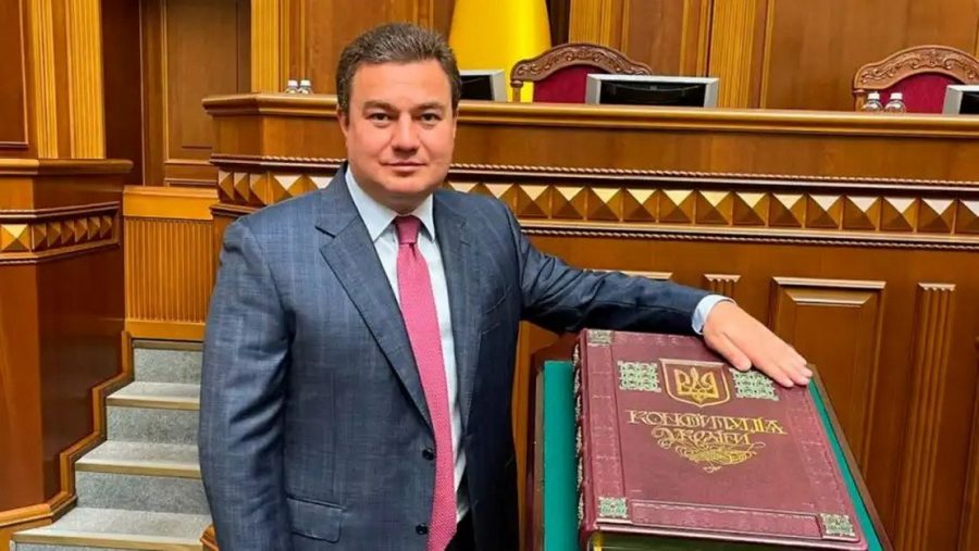 Родина нардепа, якого звинувачують у розкраданні коштів Укрзалізниці, зберігає готівкою майже мільйон доларів.