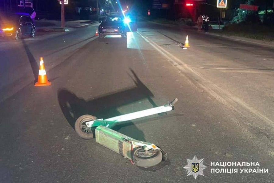 Під колеса авто потрапив електросамокат із двома підлітками