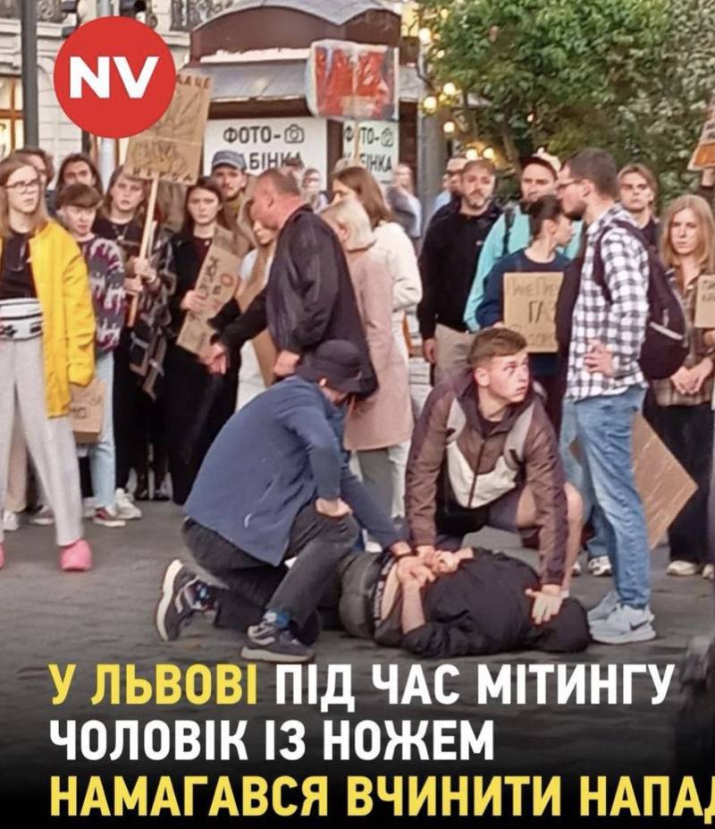 У Львові під час мітингу на підтримку Федорова невідомий чоловік із ножем намагався вчинити напад на протестувальників