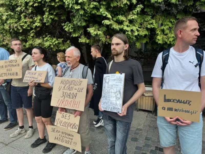 Третій тиждень в Україні тривають протести за повернення Федорова на посаду міністра оборони