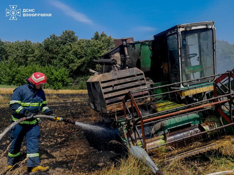 На Вінниччині під час жнив у полі загорівся комбайн