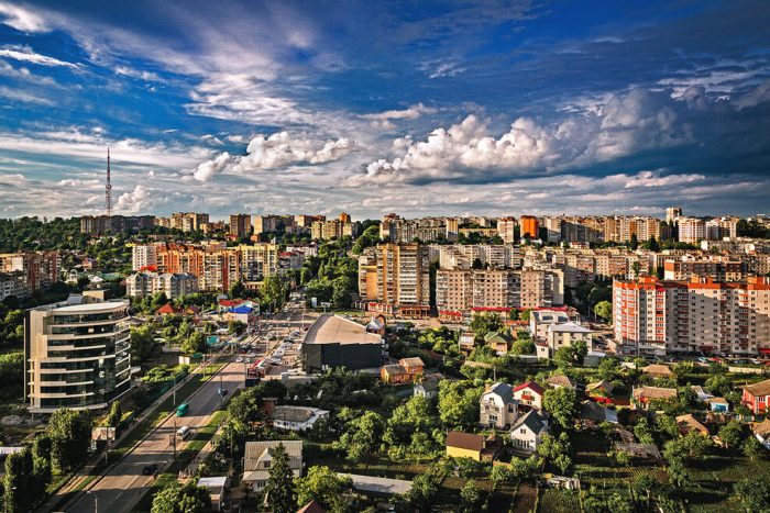 Учасники бойових дій та родини полеглих захисників зможуть безкоштовно паркуватися на платних парковках у Хмельницькому