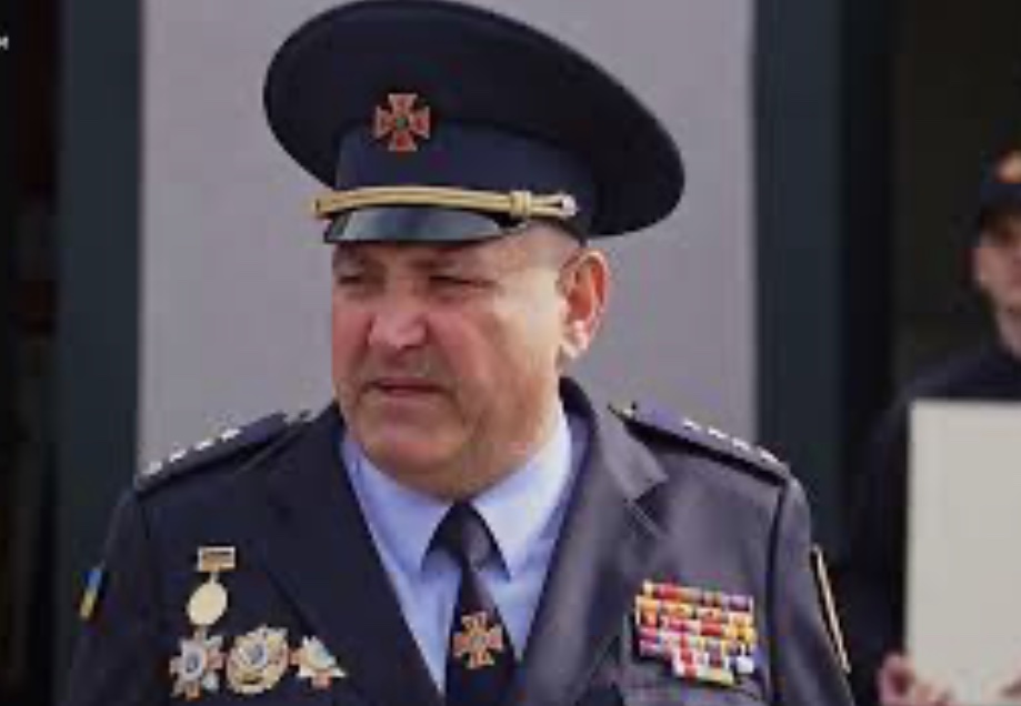 Будував власні маєтки руками рятувальників?