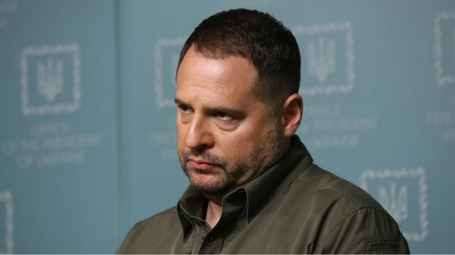 Суд дозволив Єрмаку їздити по Україні “на прохання” командирів