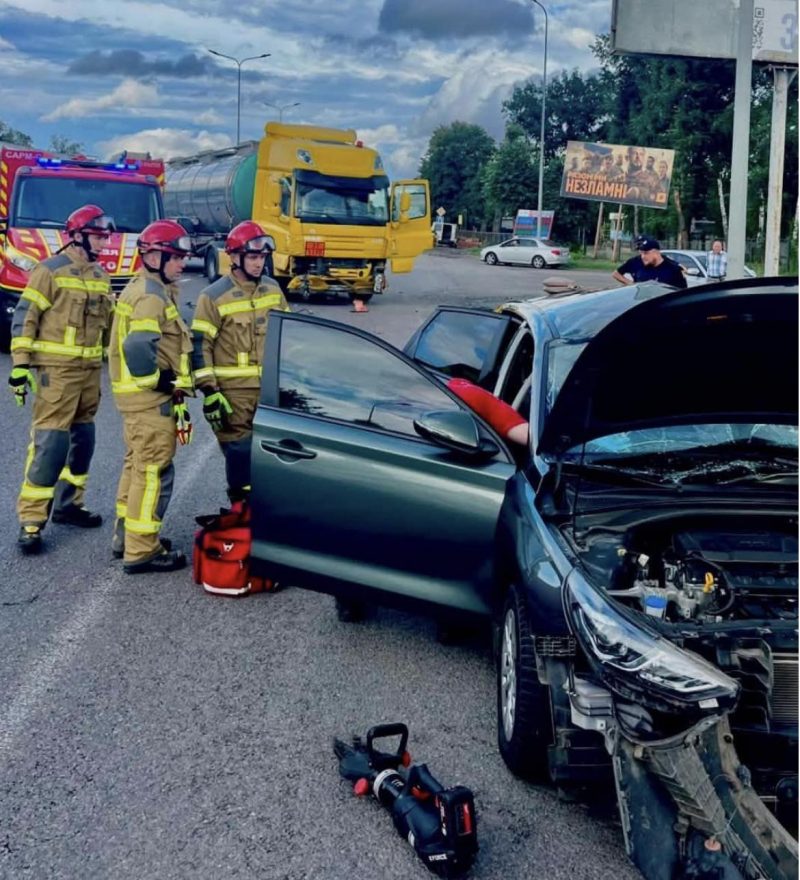 Водій і пасажирка загинули в ДТП біля Вінниці. 7-річну дитину госпіталізовано