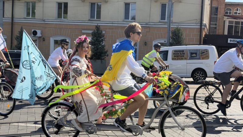 У Вінниці відбувся благодійний «Велопарад у вишиванках»