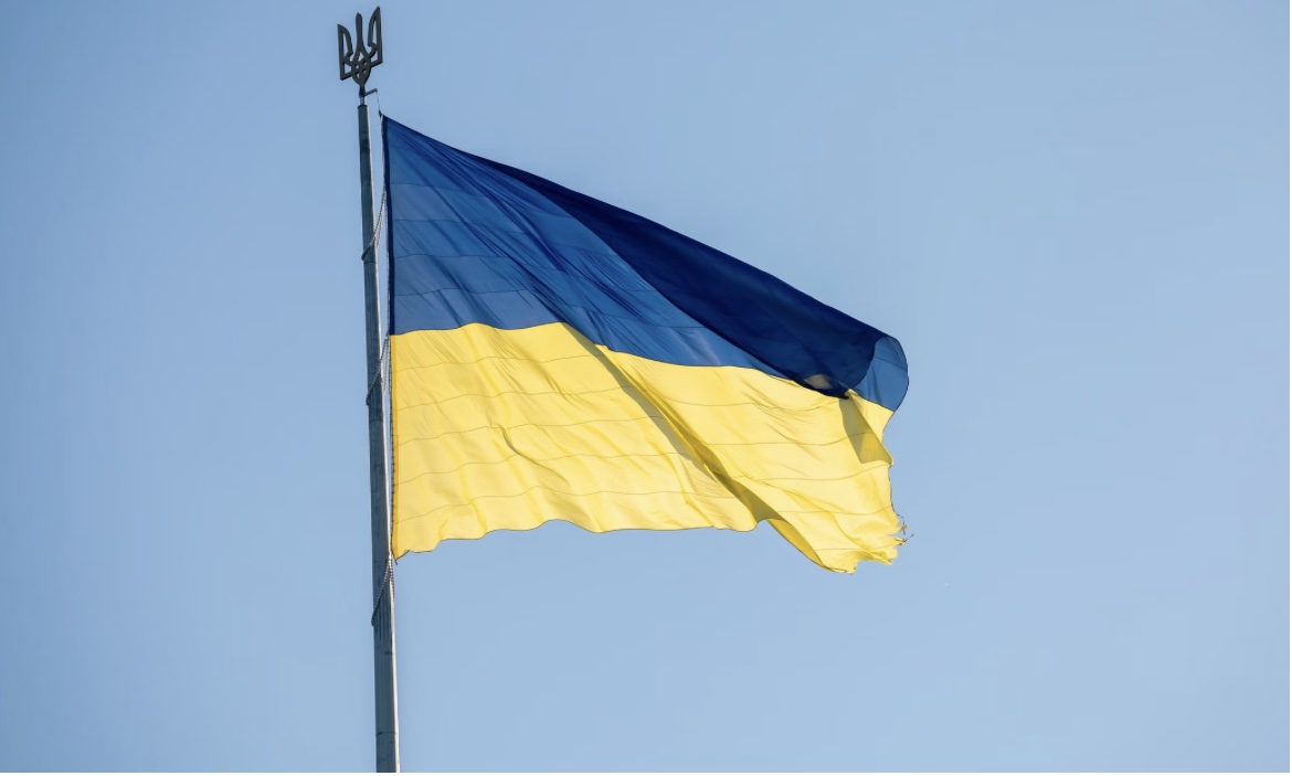 У мене прапор України висить щоденно над будинком де живу і редакцією де працюю.