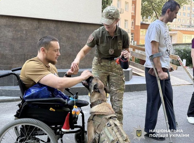 Чотирилапі терапевти поліції Києва допомагають ветеранам відновлювати сили