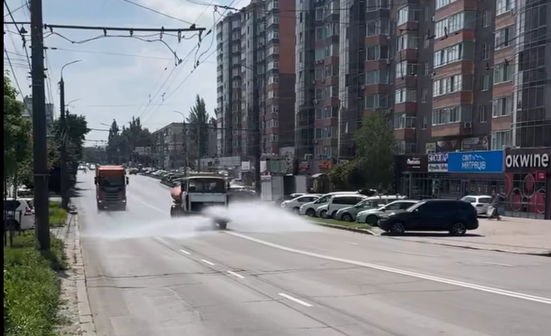 Через аномальну спеку почали поливати дороги у Вінниці