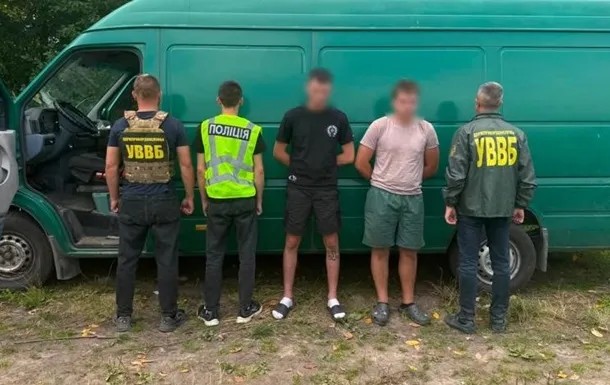 На Вінниччині виявили ухилянтів у схованці поміж бананових ящиків