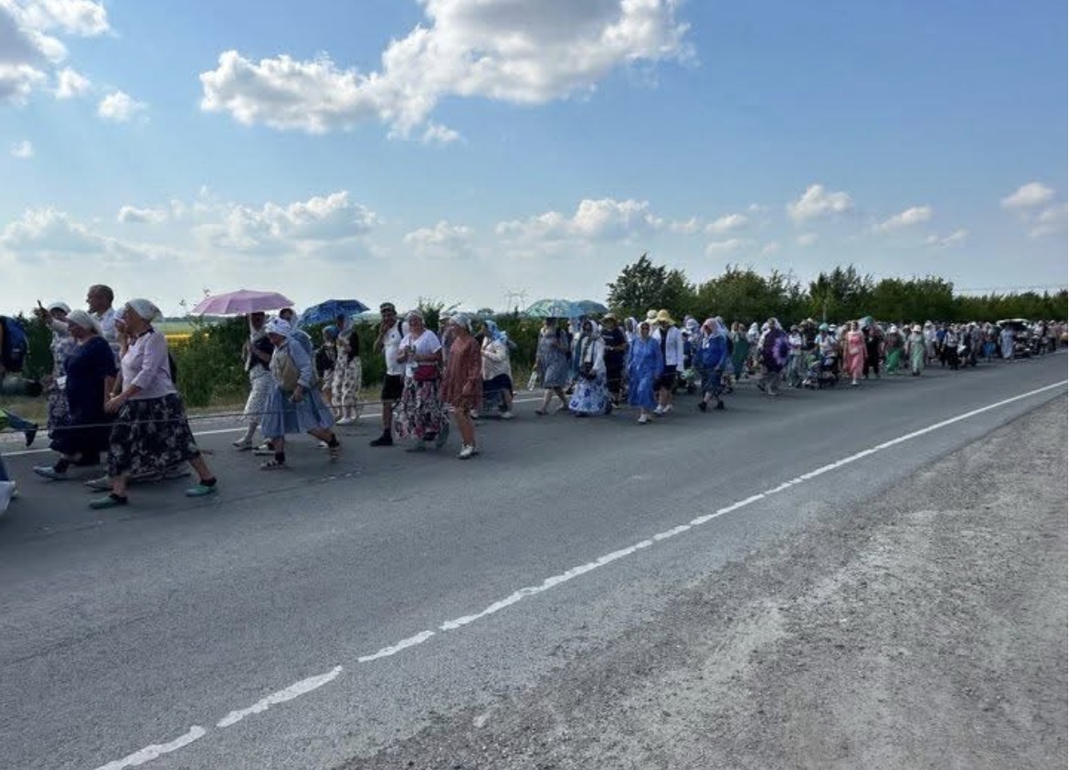 Хочете треш? До Почаївської лаври без жодних видимих погоджень заходить багатотисячна хода фанатів секти гундяєва під охороною поліції