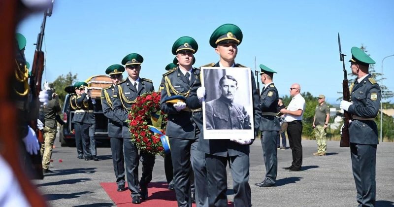 Прах засновника ОУН Коновальця повернули на батьківщину