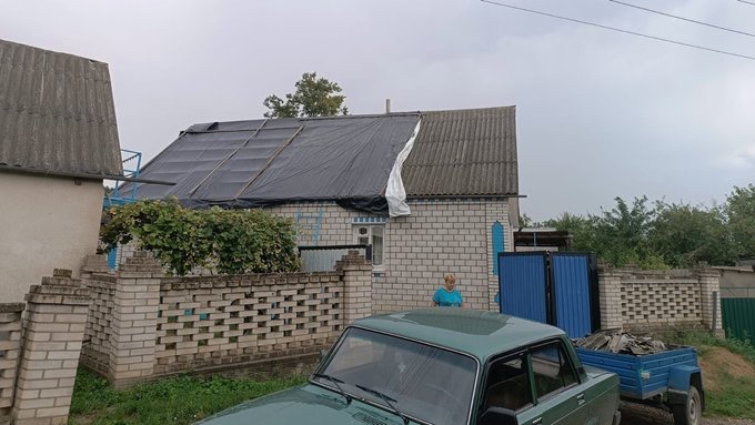 Як ліквідовують у Великій Кісниці наслідки стихії, що пошкодила дахи і дороги