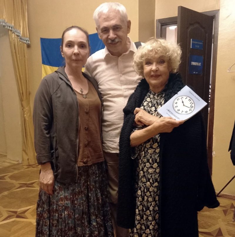 Відомий вінницький письменник подарував свої книги легендарній Аді Роговцевій та її доньці