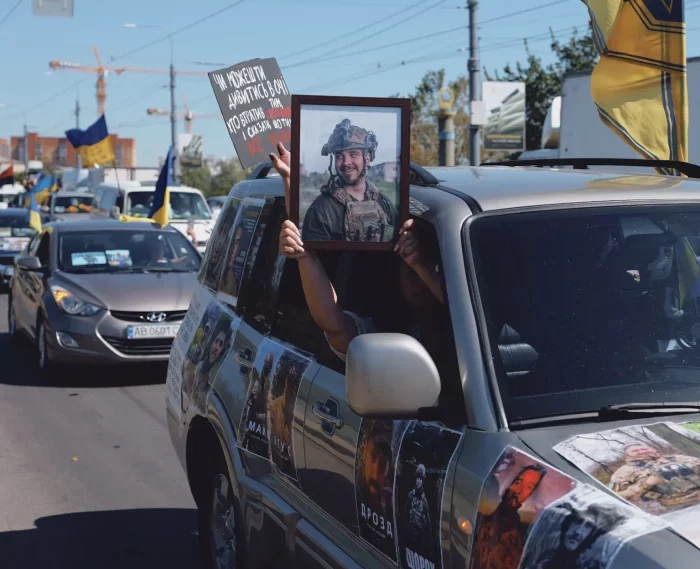 Більше 400 авто сьогодні зібрались у Вінниці на автопробіг в День пам'яті захисників України...




														В безкінечній колонні, що проїхала через все місто в два ряди майоріли прапори 120-ї Вінницької бригади ТРО.