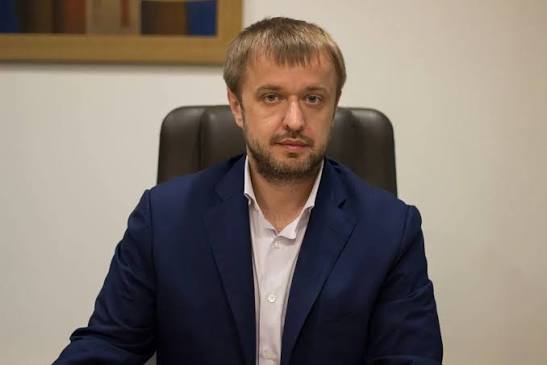 185 мільйонів, 90 тракторів і втеча за кордон