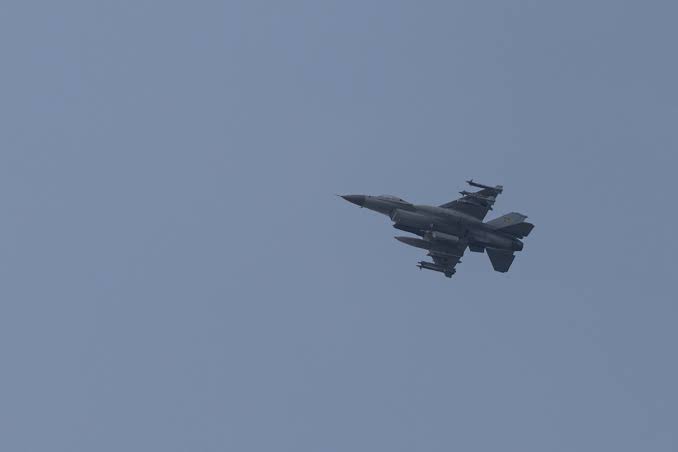 Румунський винищувач F-16 знешкодив морський дрон-камікадзе поблизу газової платформи в акваторії Чорного моря
