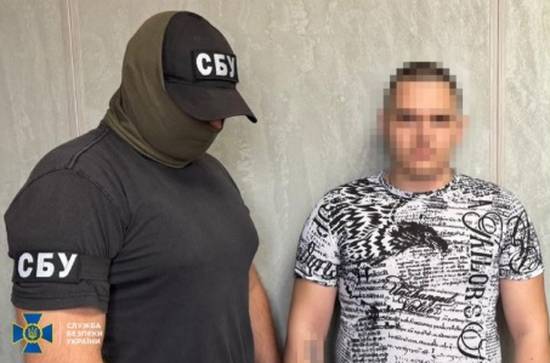 СБУ затримала коригувальника, який встановлював замасковані смартфони для наведення атак рф по західних областях України