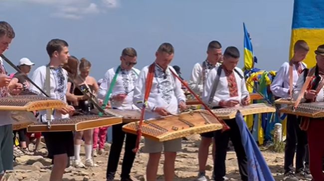 35 цимбалістів виконали Гімн України на вершині Говерли