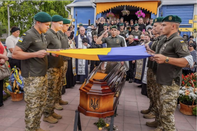 На Хмельниччині попрощалися з офіцером-прикордонником Артемом Кедруном, який загинув на передовій