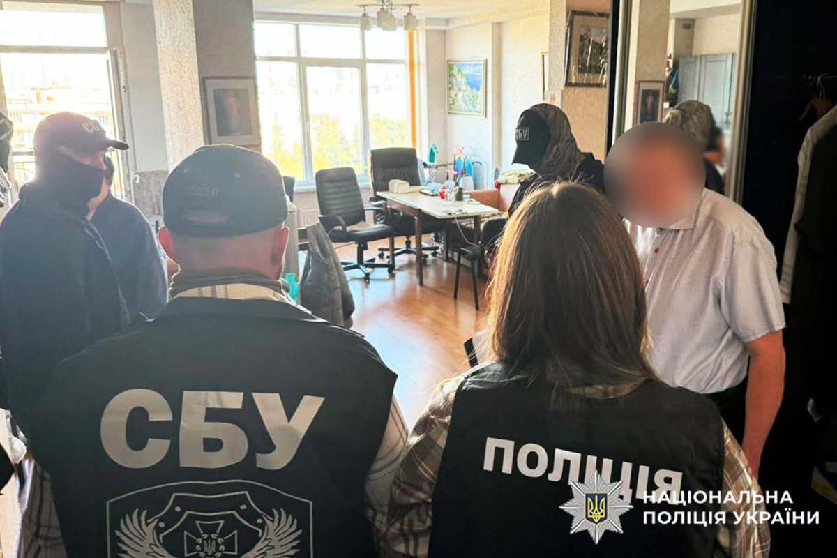 Організували схему бронювання та виїзду за кордон за 14 тисяч євро