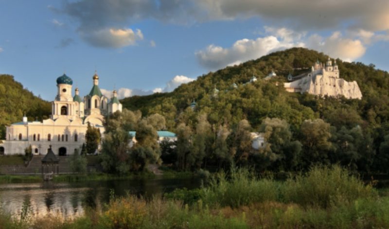 У Святогірській лаврі напали із ножем на ченців: один загинув, двоє поранені