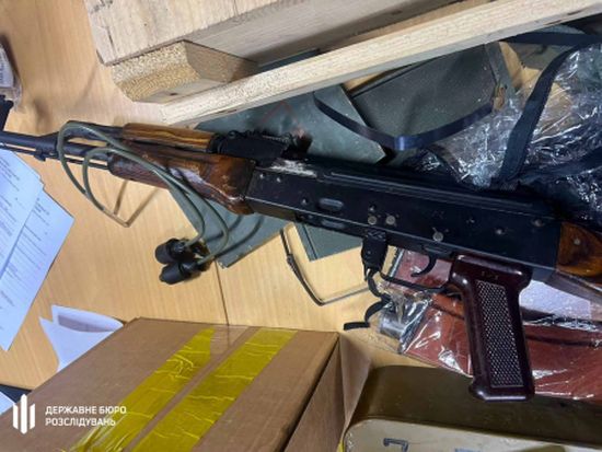 Торгували зброєю і схематозили із зарплатами підлеглих