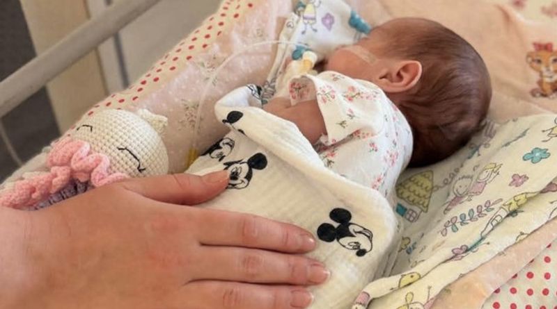 Виходили дівчинку, яка народилася з вагою 900 грамів