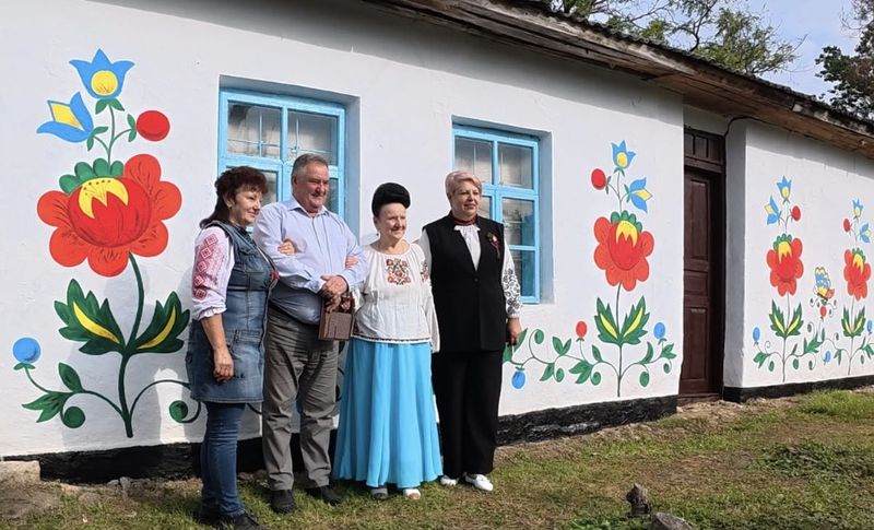 Ось як розмалювали хати у селі