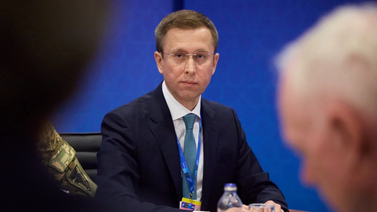 Премʼєр анонсував скорочення держслужбовців та заступників міністрів
