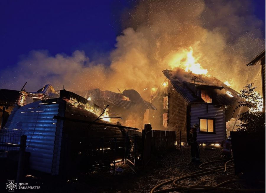 Дві туристки згоріли заживо під час пожежі на базі відпочинку в Солотвино