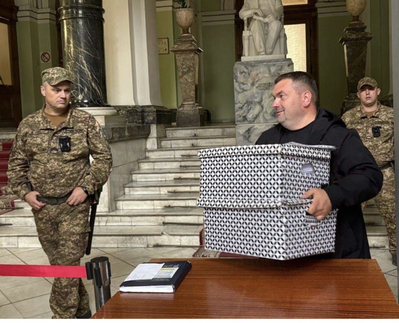 Керівник освіти вийшов на одиночний пікет під ОВА